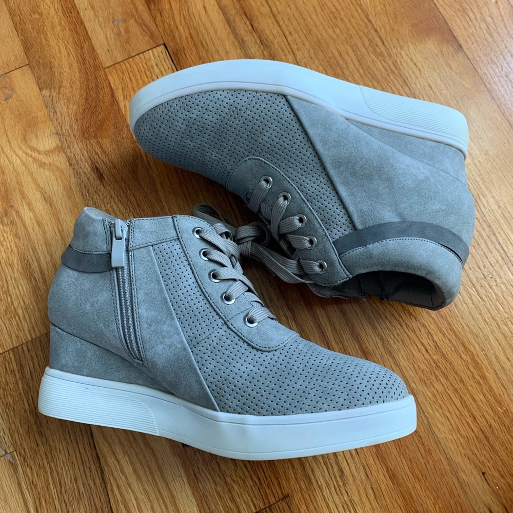 Size 8 1/2 grey ankle boots, only worn a couple times!